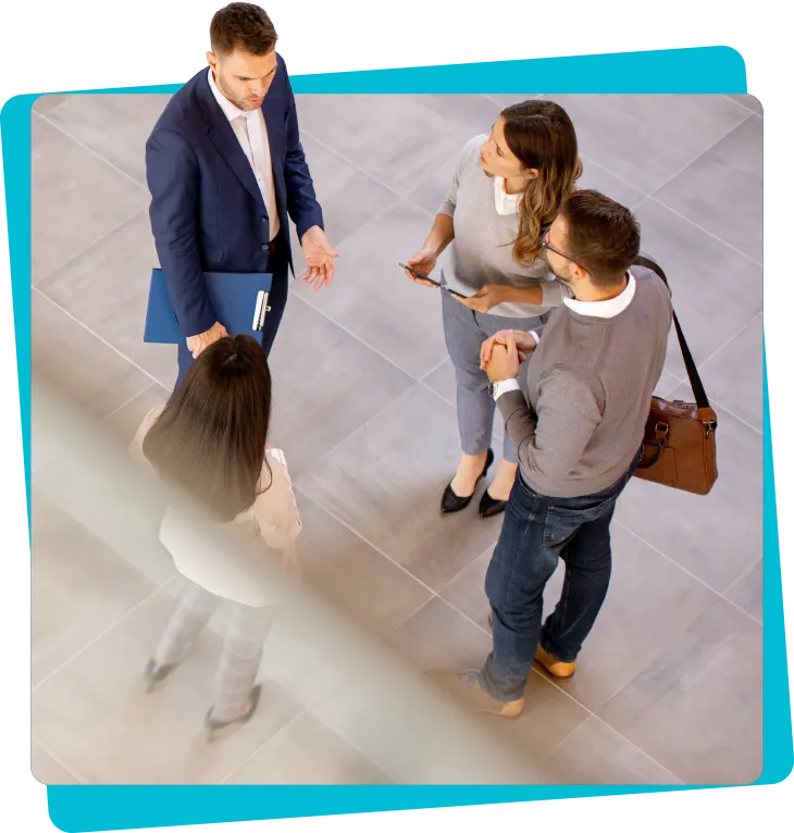 Talent Trends 2026 Yakında: Profesyonel kıyafetler giymiş bir grup insanın bir araya geldiğini gösteren görsel