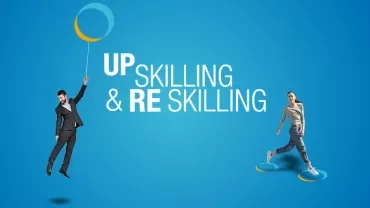 Bir kişi balonla yükseliyor, diğeri üzerinde duruyor. 'Up skilling & re skilling' yazısı var.