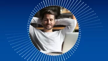 Adam bilgisayar başında rahatlıyor.