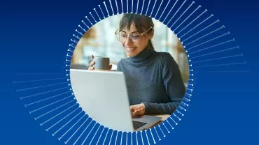 Kahve içerken laptop ekranına bakan bir kadın