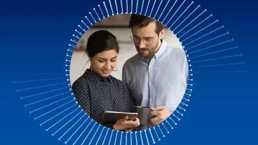 Bir kadın ve bir erkek tablette bir şey okuyor.