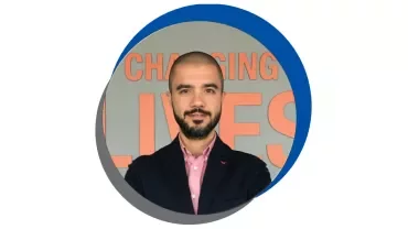 Bir adamın ceket ve gömlekle portresi.