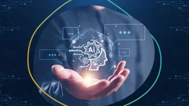 Avuçta tutulan yapay zeka sembolleri içeren bir hologram.