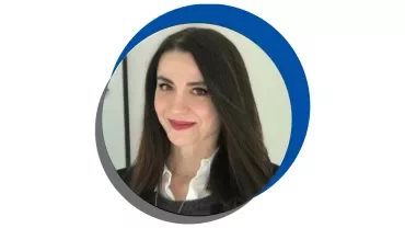 Kadın, beyaz arka planda gülümsüyor.