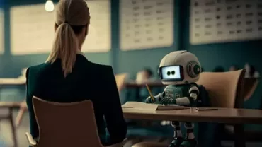 Bir kadın, masada oturan bir robot ile konuşuyor.