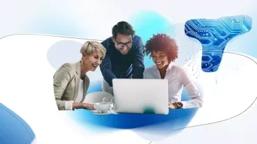 3 teknoloji profesyoneli bilgisayarda çalışıyor.