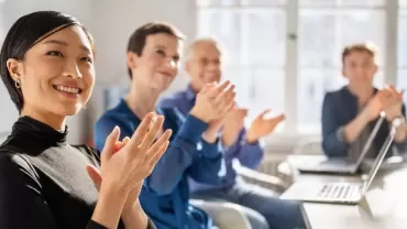 Beş profesyonel alkışlıyor.