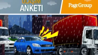 Yağmurlu bir günde trafikte kaza yapan araçlar.