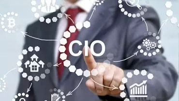 Bir iş adamı bilgi simgelerine dokunuyor. CIO yazısı çerçevede.