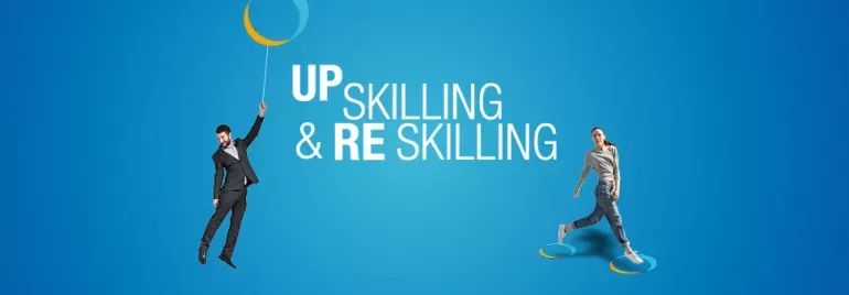 Bir kişi balonla yükseliyor, diğeri üzerinde duruyor. 'Up skilling & re skilling' yazısı var.