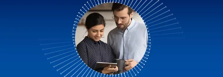 Bir kadın ve bir erkek tablette bir şey okuyor.