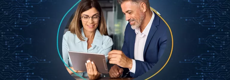 Tablet kullanan iki kişi, dijital arka plan