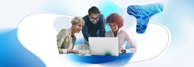 3 teknoloji profesyoneli bilgisayarda çalışıyor.