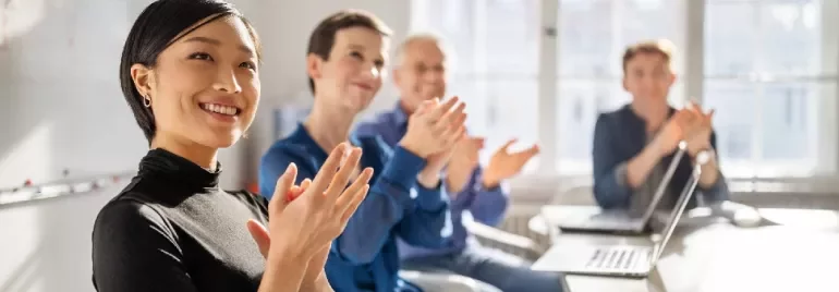 Beş profesyonel alkışlıyor.