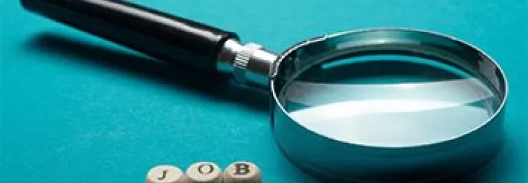 Büyüteç ve 'JOB' harf küpleri mavi arka planda.