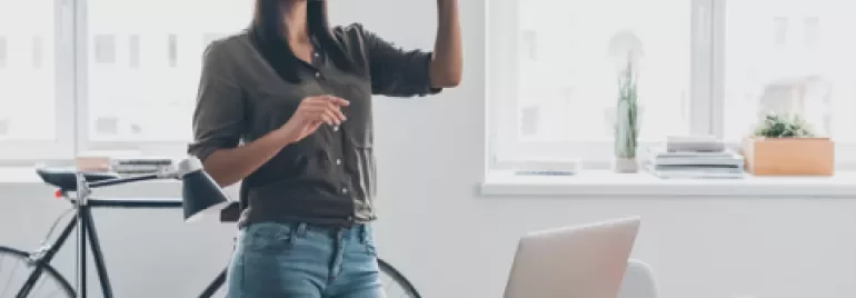 Ofiste sanal gerçeklik gözlüğü takan kadın.