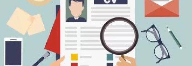 Özgeçmiş inceleyen bir el, büyüteç tutarak CV'ye bakıyor.