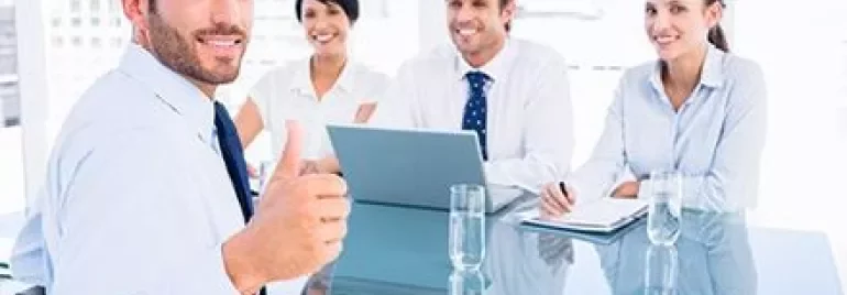 Ofis toplantısında mutlu bir adam ve ekibi.