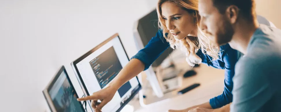 Bilgisayar ekranına bakan iki kişi