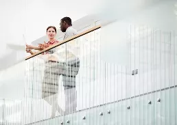2 persons talking in an office