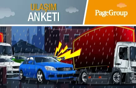 Yağmurlu bir günde trafikte kaza yapan araçlar.