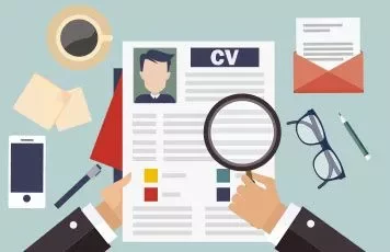 Özgeçmiş inceleyen bir el, büyüteç tutarak CV'ye bakıyor.